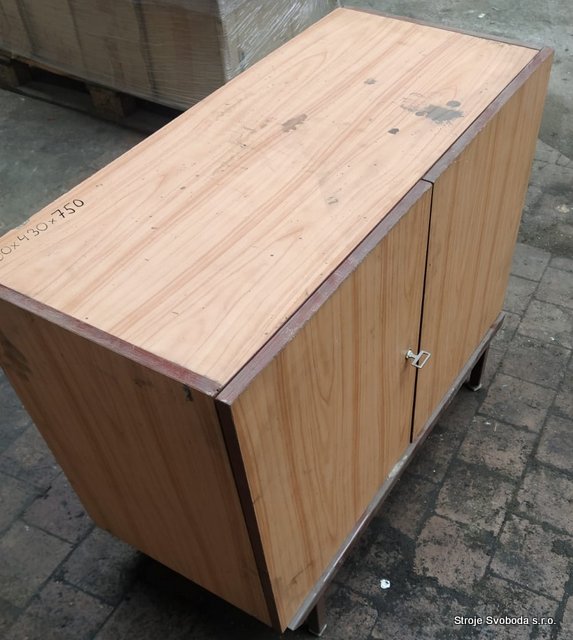 Skříň dřevěná 900x430x750 (Skrin drevena 900x430x750 (2).jpg)